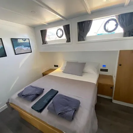 Yacht 船屋