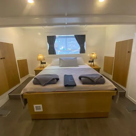 Yacht 船屋 *